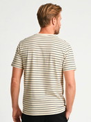 Herren-Model trägt Kurzarm-Shirt aus Viskose in Schwarz, Gestreift aus Serie RMX Lounge Lecce von CALIDA, Rückansicht, KI-generiertes Bild