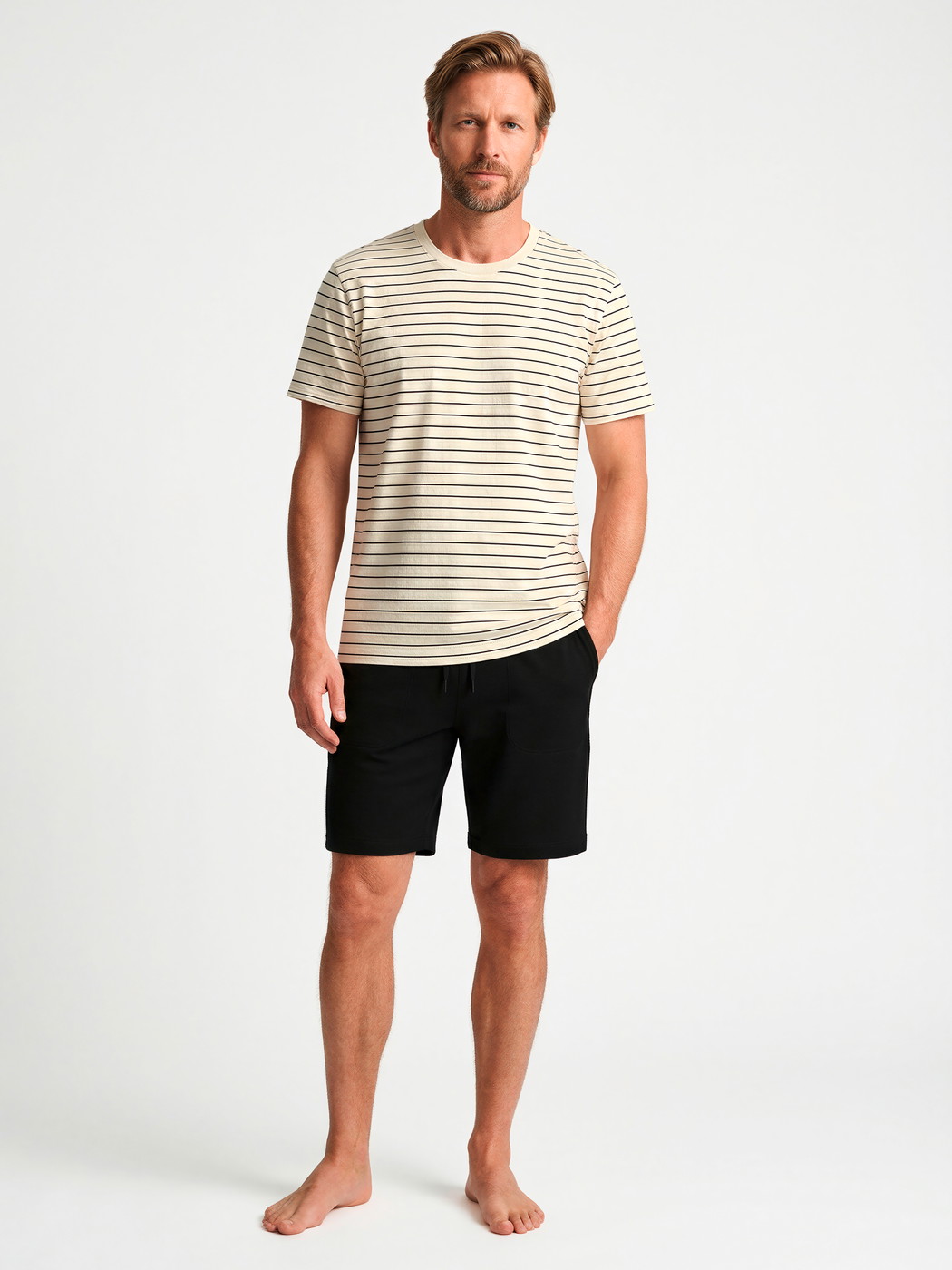 Herren-Model trägt Kurzarm-Shirt aus Viskose in Schwarz, Gestreift aus Serie RMX Lounge Lecce von CALIDA, Outfit, KI-generiertes Bild