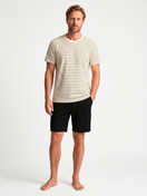 Herren-Model trägt Kurzarm-Shirt aus Viskose in Schwarz, Gestreift aus Serie RMX Lounge Lecce von CALIDA, Outfit, KI-generiertes Bild