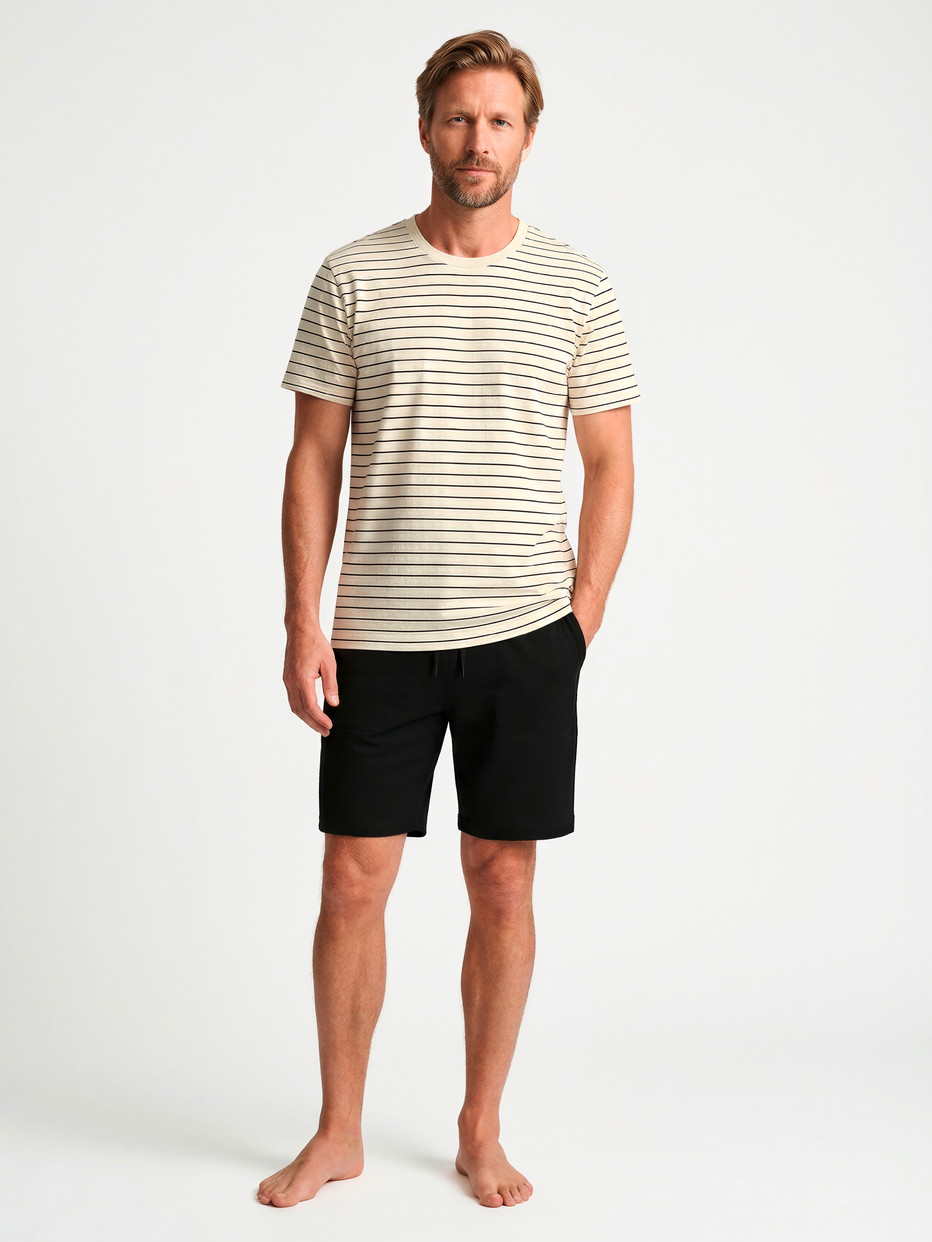 Herren-Model trägt Kurzarm-Shirt aus Viskose in Schwarz, Gestreift aus Serie RMX Lounge Lecce von CALIDA, Outfit, KI-generiertes Bild