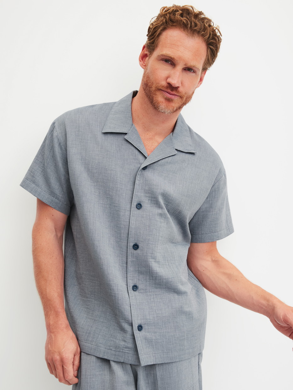 Herren-Model trägt Kurzes Hemd mit Knopfleiste aus 100% Baumwolle in Grau, Einfarbig aus Serie RMX Sleep Journey von CALIDA, Vorderansicht