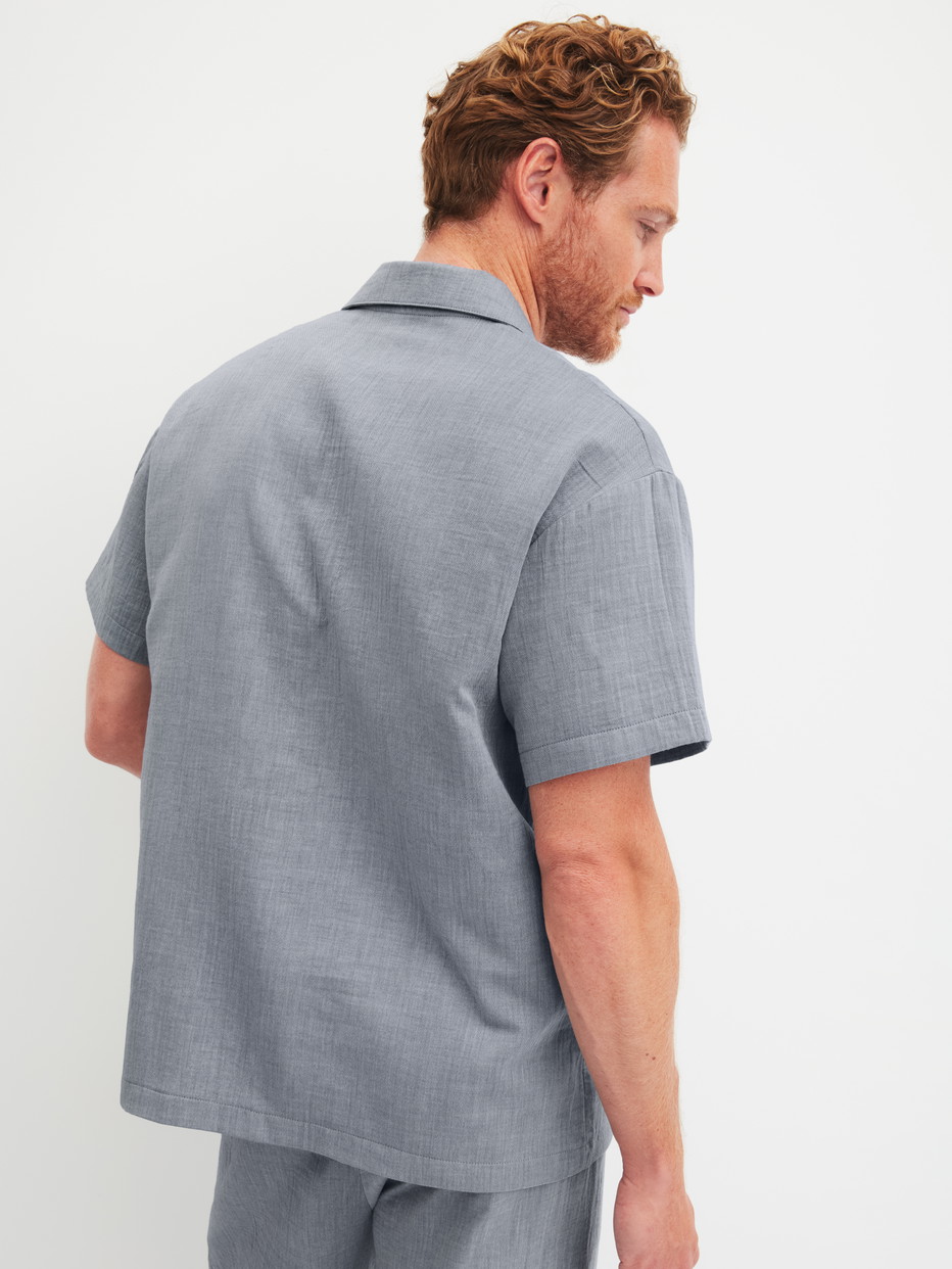 Herren-Model trägt Kurzes Hemd mit Knopfleiste aus 100% Baumwolle in Grau, Einfarbig aus Serie RMX Sleep Journey von CALIDA, Rückansicht