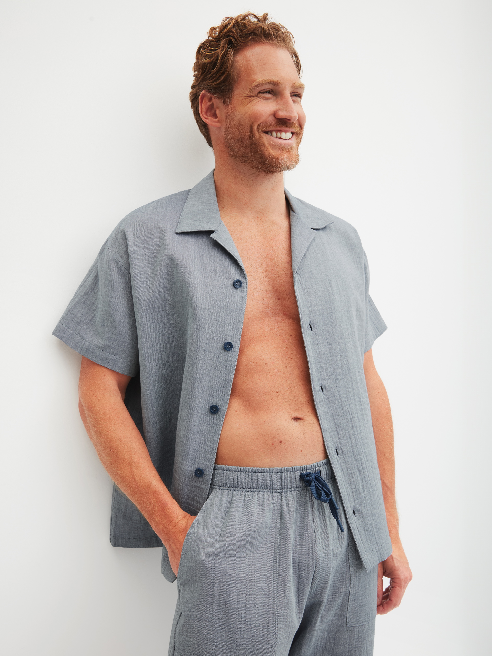Herren-Model trägt Kurzes Hemd mit Knopfleiste aus 100% Baumwolle in Grau, Einfarbig aus Serie RMX Sleep Journey von CALIDA, Vorderansicht