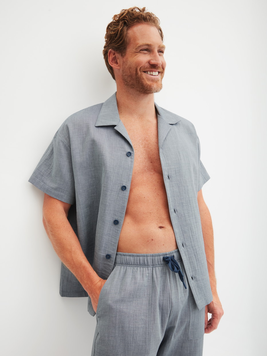 Herren-Model trägt Kurzes Hemd mit Knopfleiste aus 100% Baumwolle in Grau, Einfarbig aus Serie RMX Sleep Journey von CALIDA, Vorderansicht