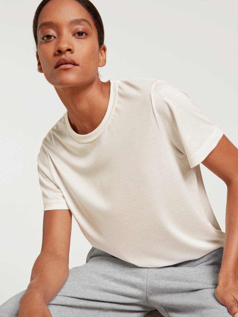 Damen-Model trägt Kurzarm-Shirt aus Modal in Weiß, Einfarbig aus Serie Lounge & Relax von CALIDA, Vorderansicht