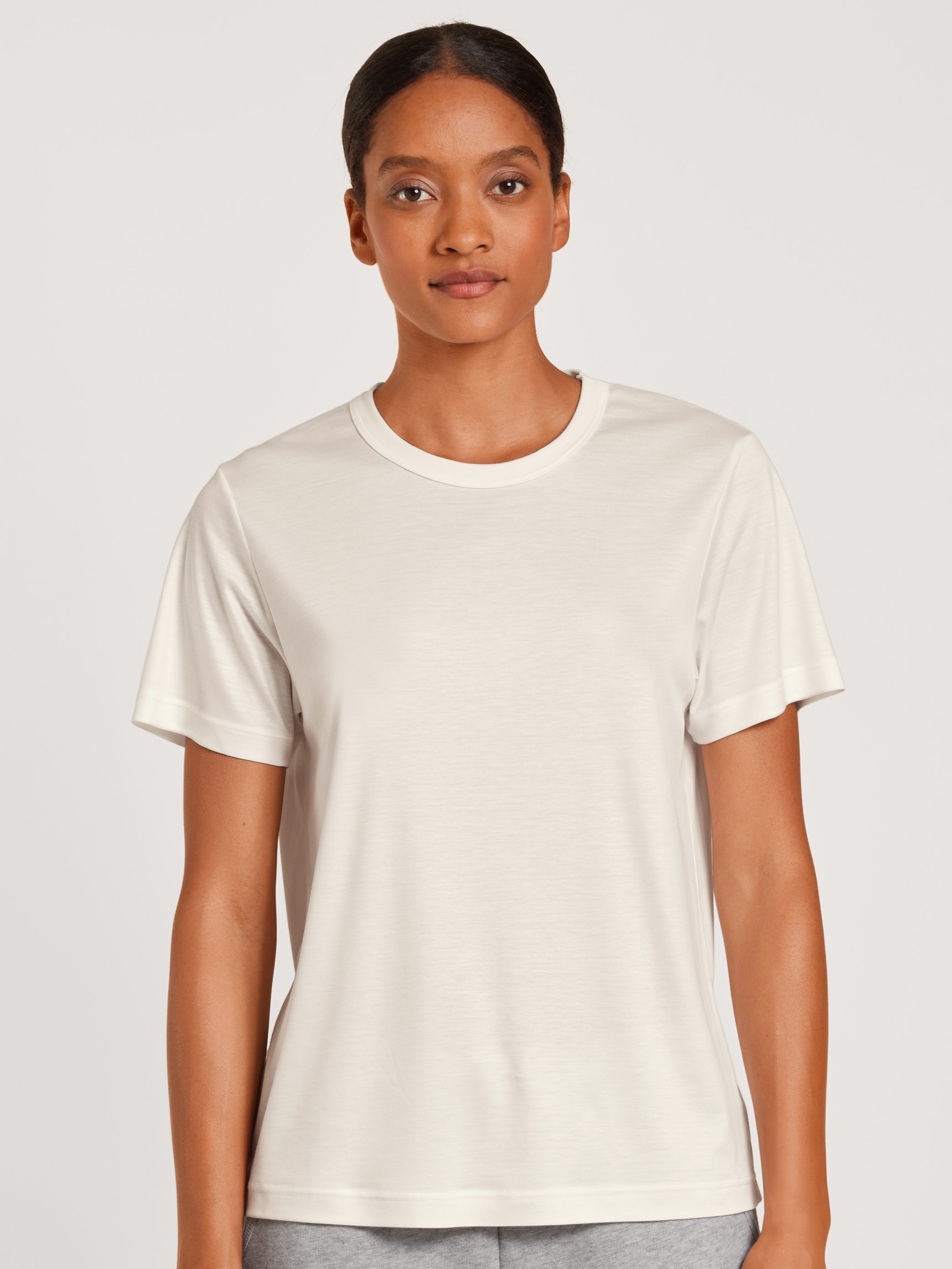 Le mannequin Femme porte le/la T-Shirt à manches courtes en Modal de couleur Blanc, Unicolore, de la série Lounge & Relax de CALIDA, Vue de face