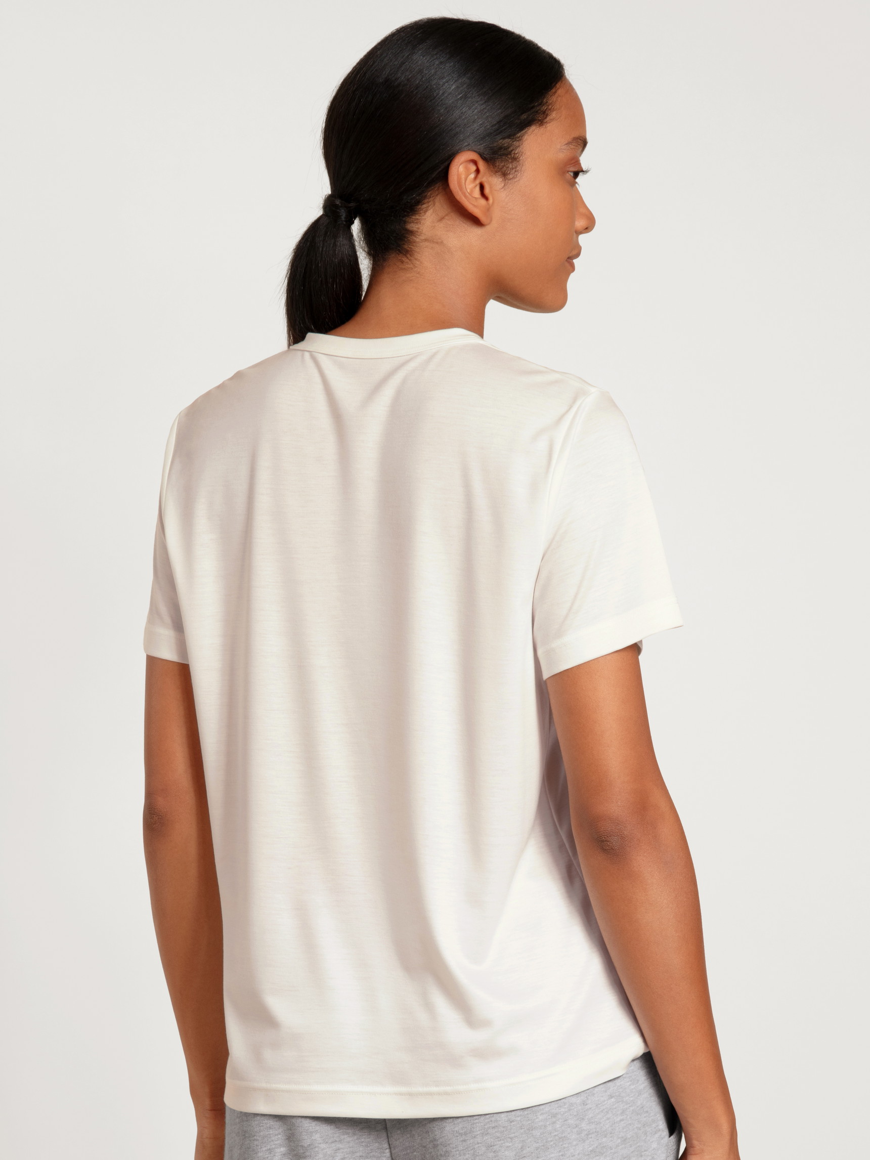 Le mannequin Femme porte le/la T-Shirt à manches courtes en Modal de couleur Blanc, Unicolore, de la série Lounge & Relax de CALIDA, Vue arrière