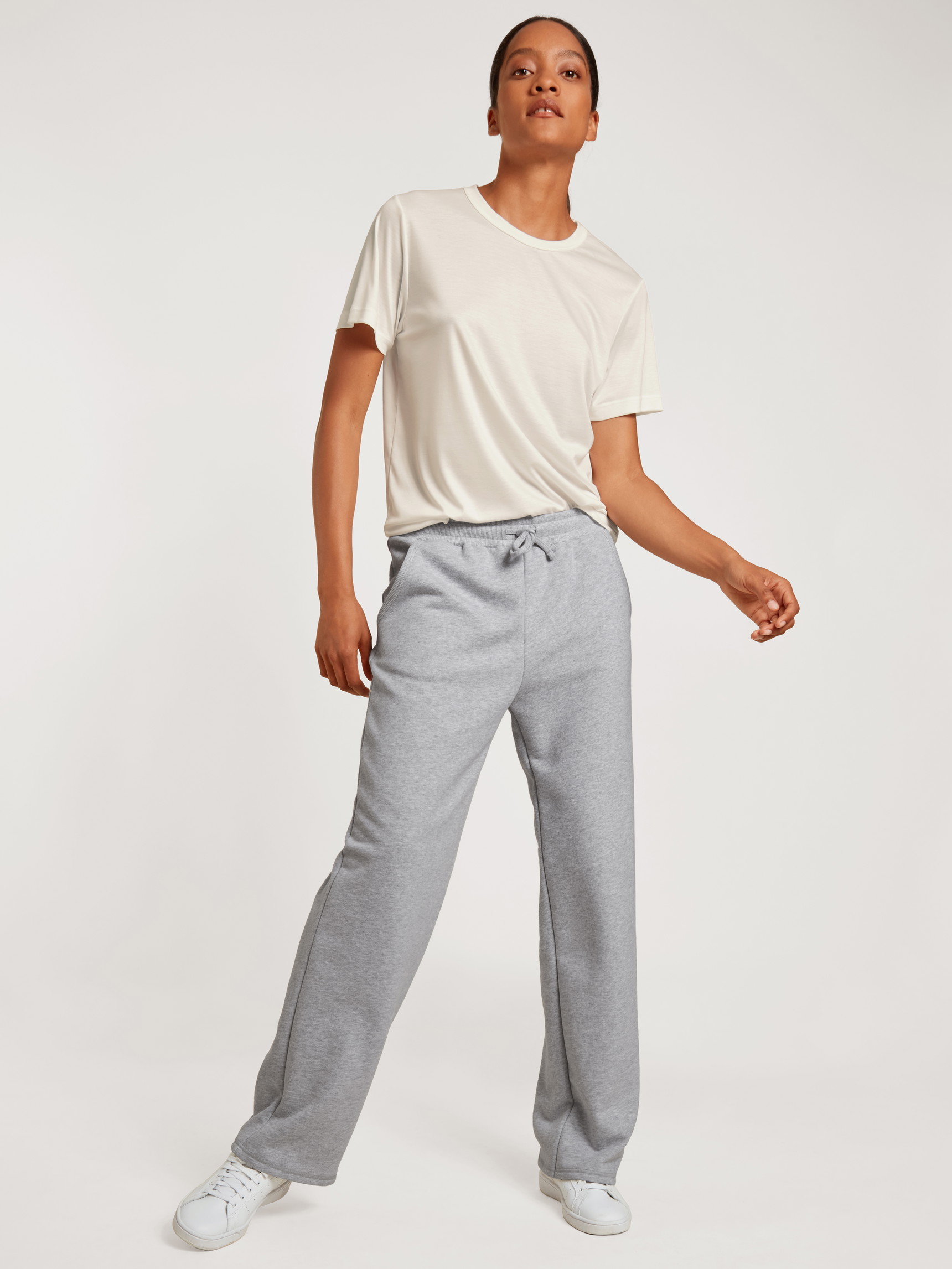 Le mannequin Femme porte le/la T-Shirt à manches courtes en Modal de couleur Blanc, Unicolore, de la série Lounge & Relax de CALIDA, Vue de face, Tenue