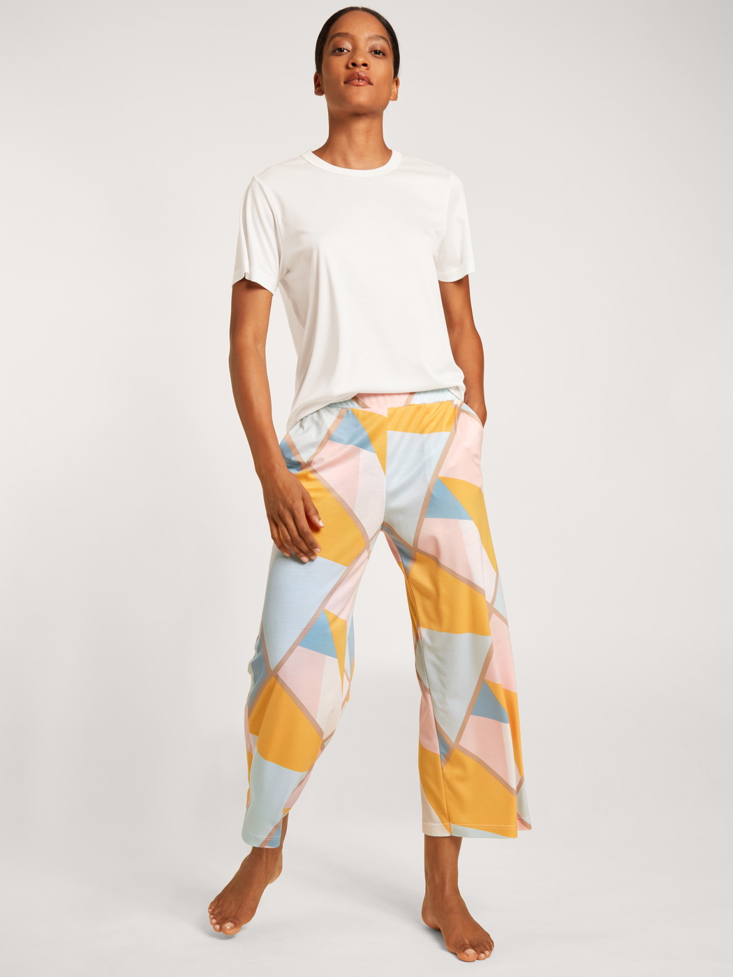 Damen-Model trägt Kurzarm-Shirt aus Modal in Weiß, Einfarbig aus Serie Lounge & Relax von CALIDA