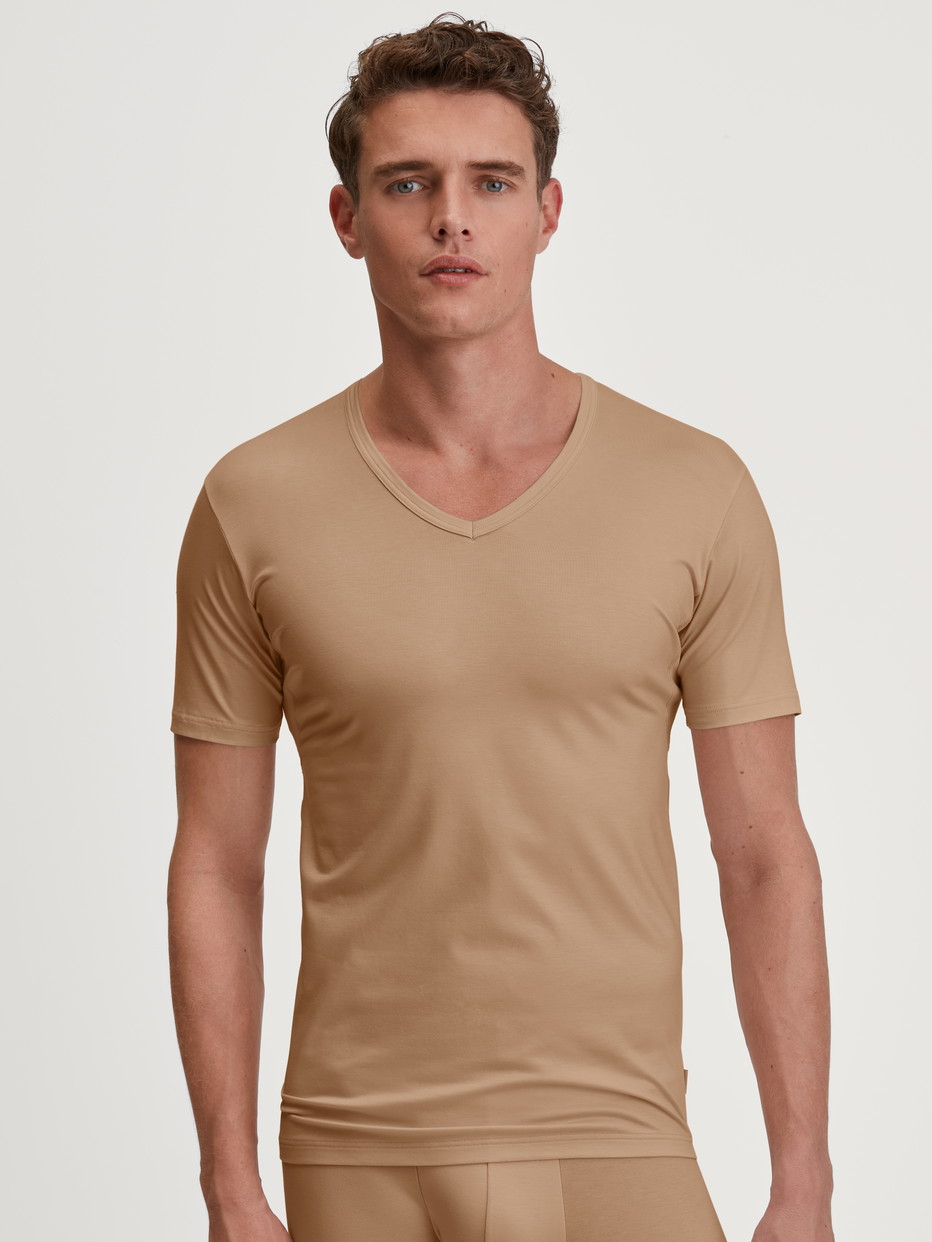 Herren-Model trägt Business-Unterhemd mit Achselpads aus TENCEL™ in Beige, Einfarbig aus Serie Natural Cooling von CALIDA, Vorderansicht