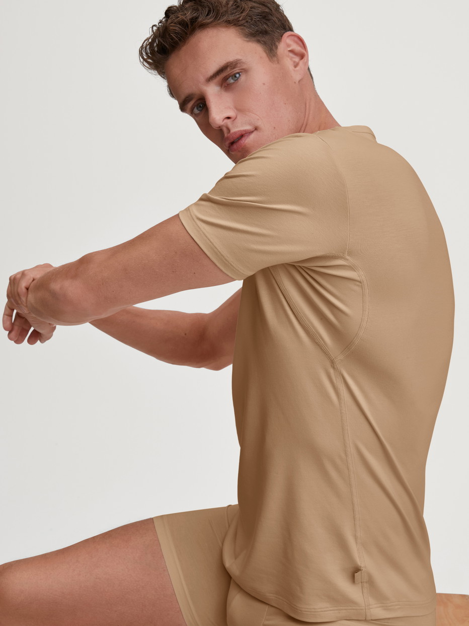 Herren-Model trägt Business-Unterhemd mit Achselpads aus TENCEL™ in Beige, Einfarbig aus Serie Natural Cooling von CALIDA, Vorderansicht