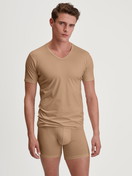 Le mannequin Homme porte le/la Sous-vêtement business avec pads absorbants en TENCEL™ de couleur Beige, Unicolore, de la série Natural Cooling de CALIDA, Tenue