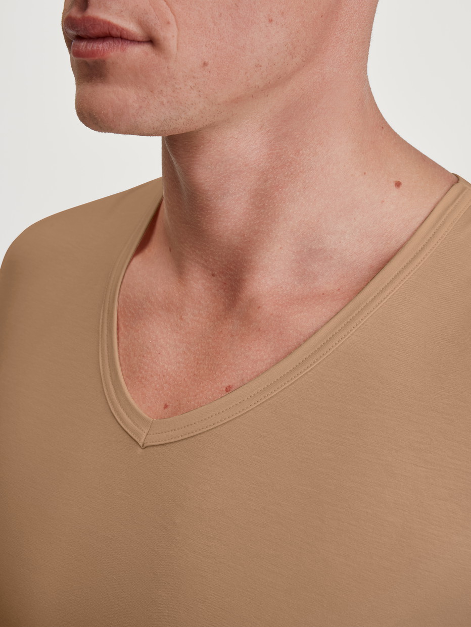 Herren-Model trägt Business-Unterhemd mit Achselpads aus TENCEL™ in Beige, Einfarbig aus Serie Natural Cooling von CALIDA, Detail