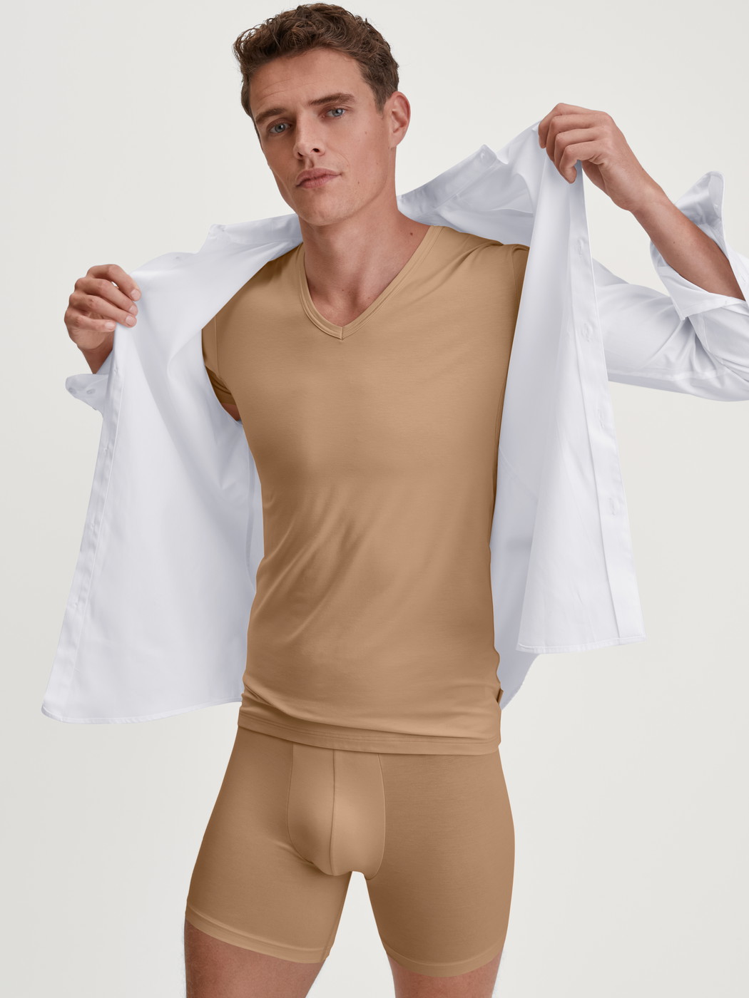 Le mannequin Homme porte le/la Sous-vêtement business avec pads absorbants en TENCEL™ de couleur Beige, Unicolore, de la série Natural Cooling de CALIDA, Image supplémentaire