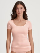 Le mannequin Femme porte le/la T-shirt à manches courtes en Modal de couleur Rose, Unicolore, de la série Soft Favourites de CALIDA, Vue de face