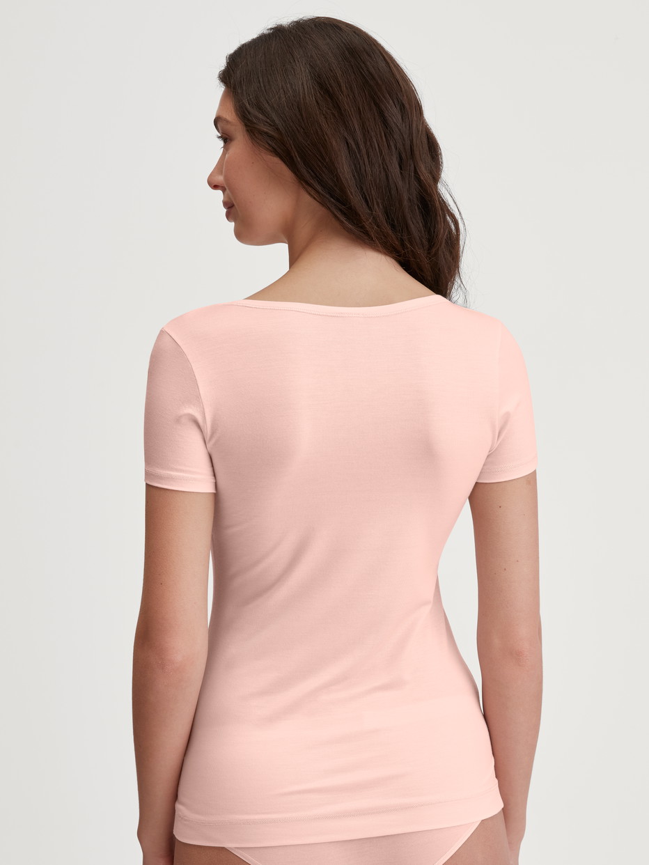 Le mannequin Femme porte le/la T-shirt à manches courtes en Modal de couleur Rose, Unicolore, de la série Soft Favourites de CALIDA, Vue arrière