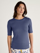 Le mannequin Femme porte le/la T-shirt à manches courtes en Coton de couleur Bleu, Unicolore, de la série Favourites Magic de CALIDA, Vue de face