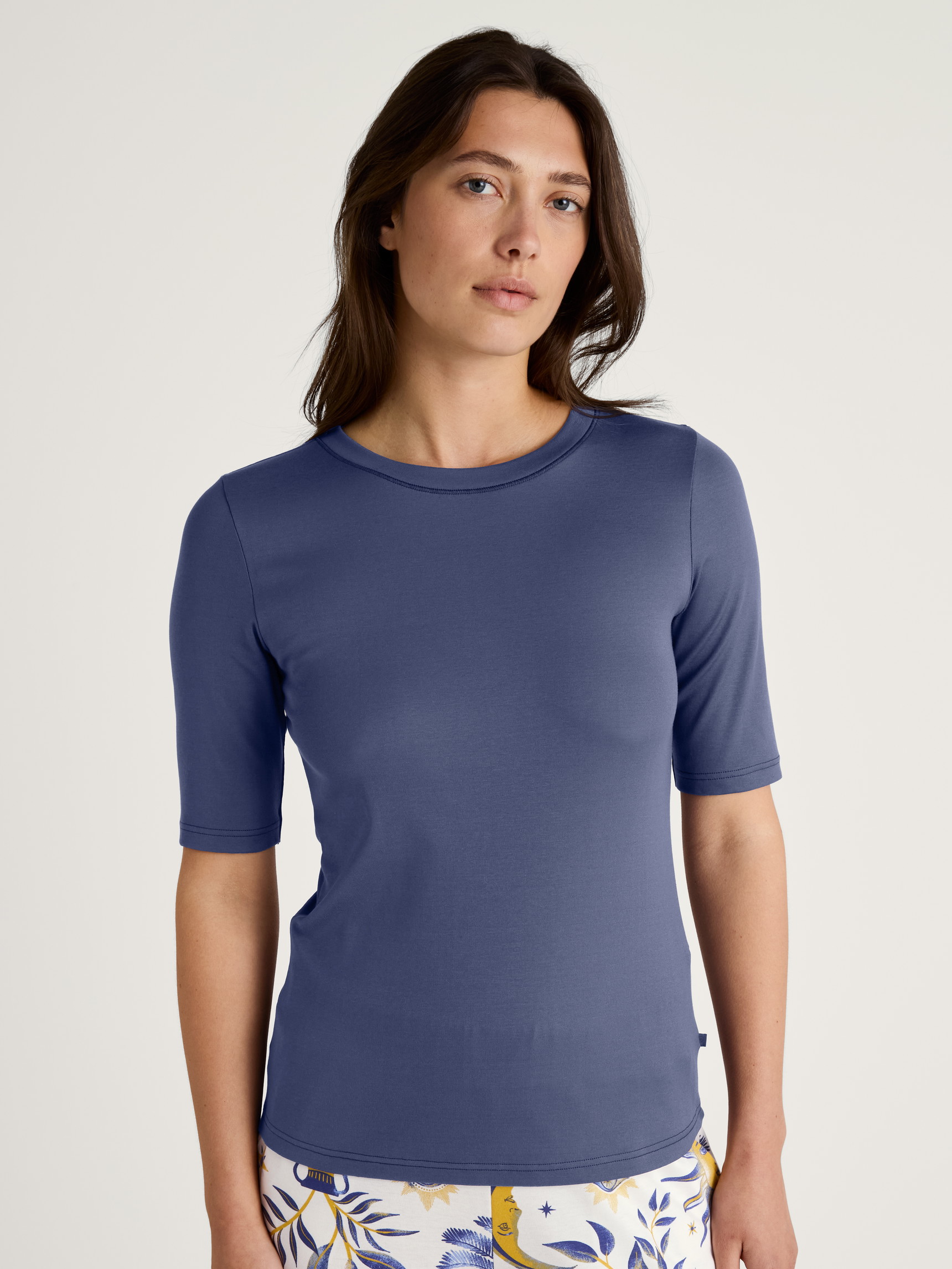 La modella / Il modello Donna indossa Shirt a manica corta in Cotone di colore Blu, Tinta unita, della serie Favourites Magic di CALIDA, Vista frontale
