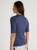 Le mannequin Femme porte le/la T-shirt à manches courtes en Coton de couleur Bleu, Unicolore, de la série Favourites Magic de CALIDA, Vue arrière