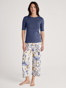 Le mannequin Femme porte le/la T-shirt à manches courtes en Coton de couleur Bleu, Unicolore, de la série Favourites Magic de CALIDA, Tenue