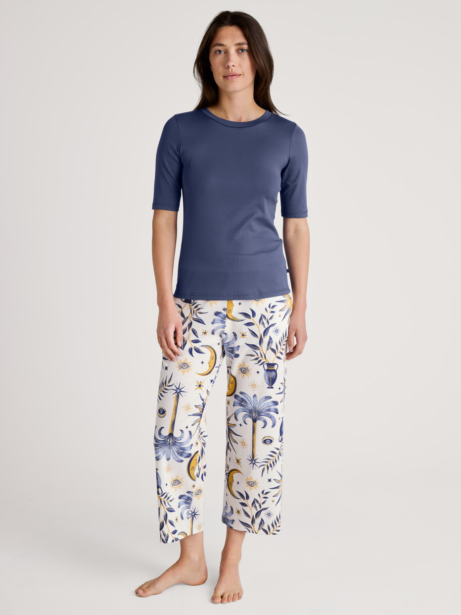 Le mannequin Femme porte le/la T-shirt à manches courtes en Coton de couleur Bleu, Unicolore, de la série Favourites Magic de CALIDA, Tenue