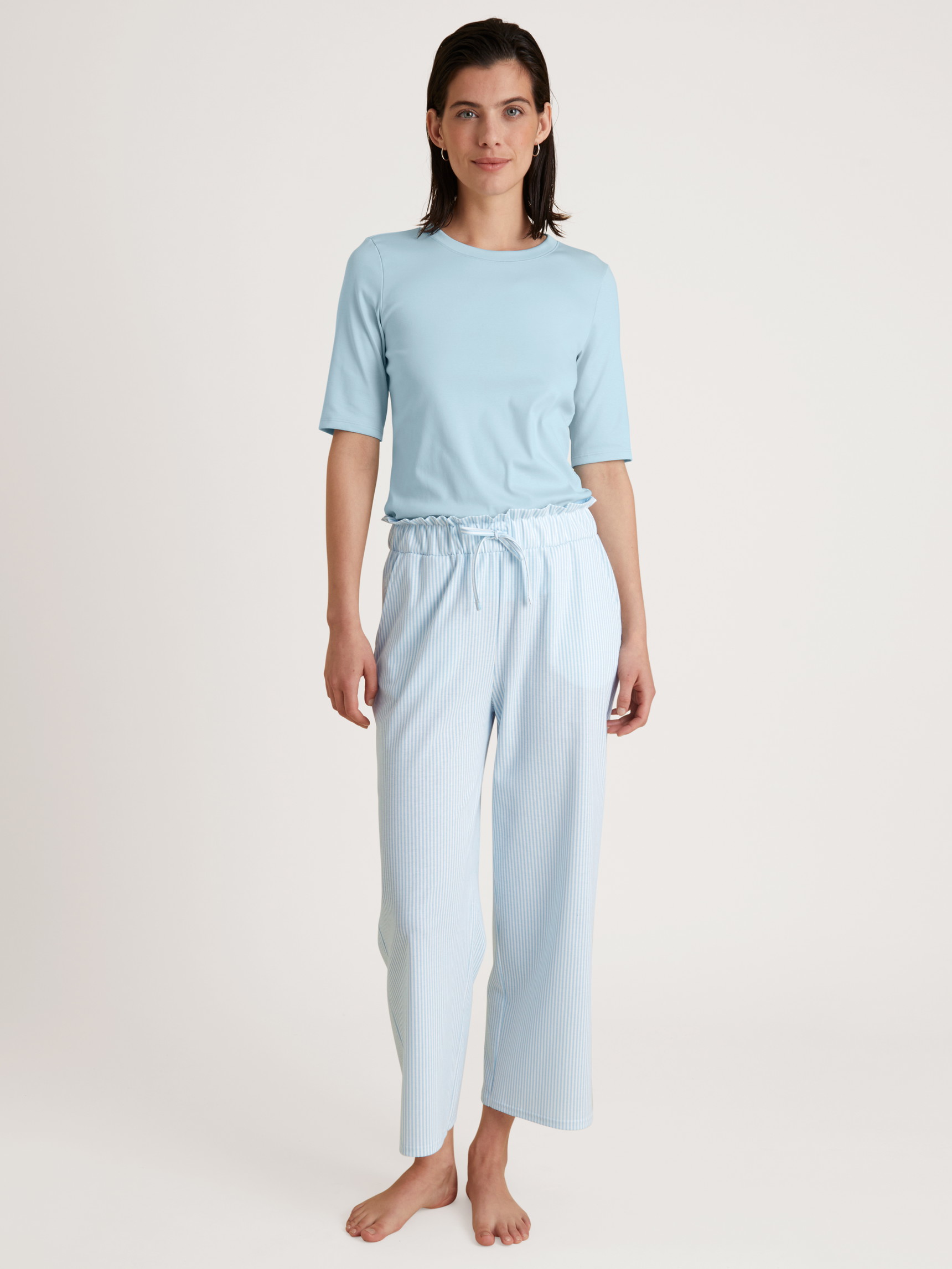 Damen-Model trägt Kurzarm-Shirt aus Baumwolle in Blau, Einfarbig aus Serie Amalfi Journey von CALIDA
