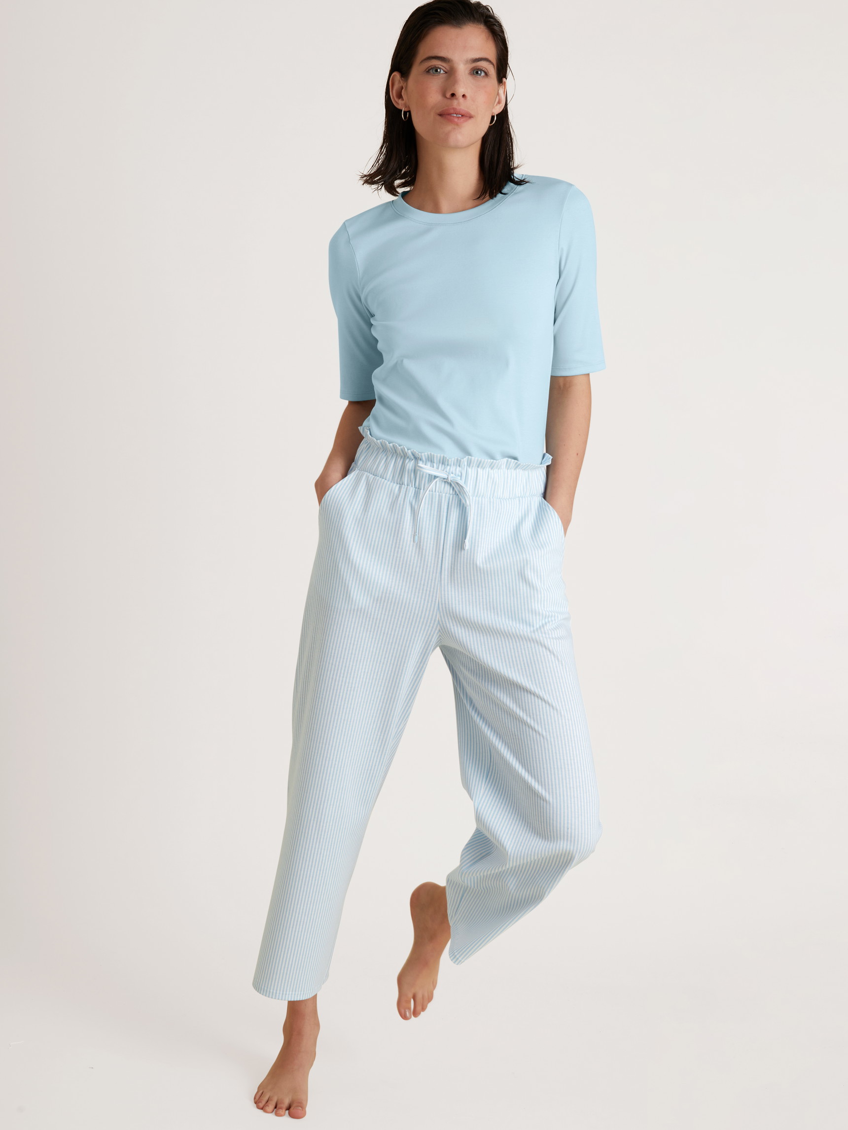 Damen-Model trägt Kurzarm-Shirt aus Baumwolle in Blau, Einfarbig aus Serie Amalfi Journey von CALIDA