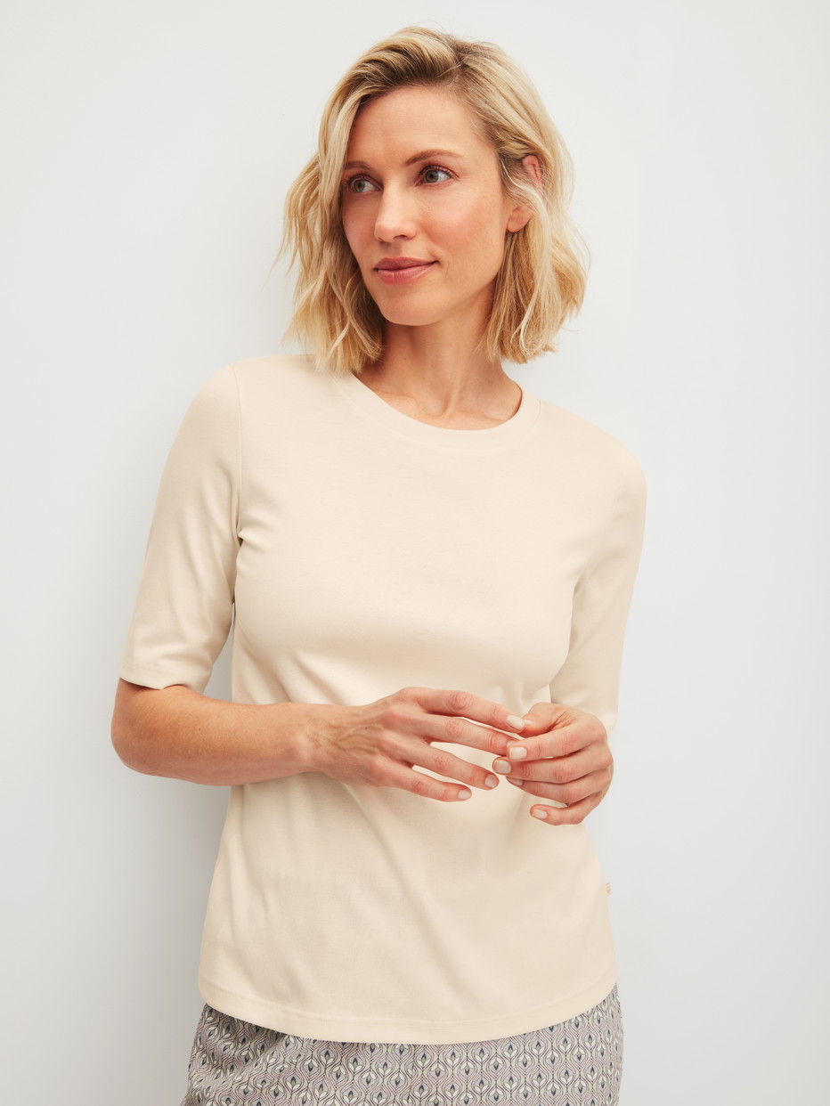 Damen-Model trägt Kurzarm-Shirt aus Baumwolle in Beige, Einfarbig aus Serie Favourites Arts von CALIDA, Vorderansicht
