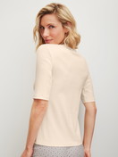Damen-Model trägt Kurzarm-Shirt aus Baumwolle in Beige, Einfarbig aus Serie Favourites Arts von CALIDA, Rückansicht