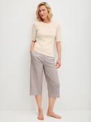 Damen-Model trägt Kurzarm-Shirt aus Baumwolle in Beige, Einfarbig aus Serie Favourites Arts von CALIDA, Outfit