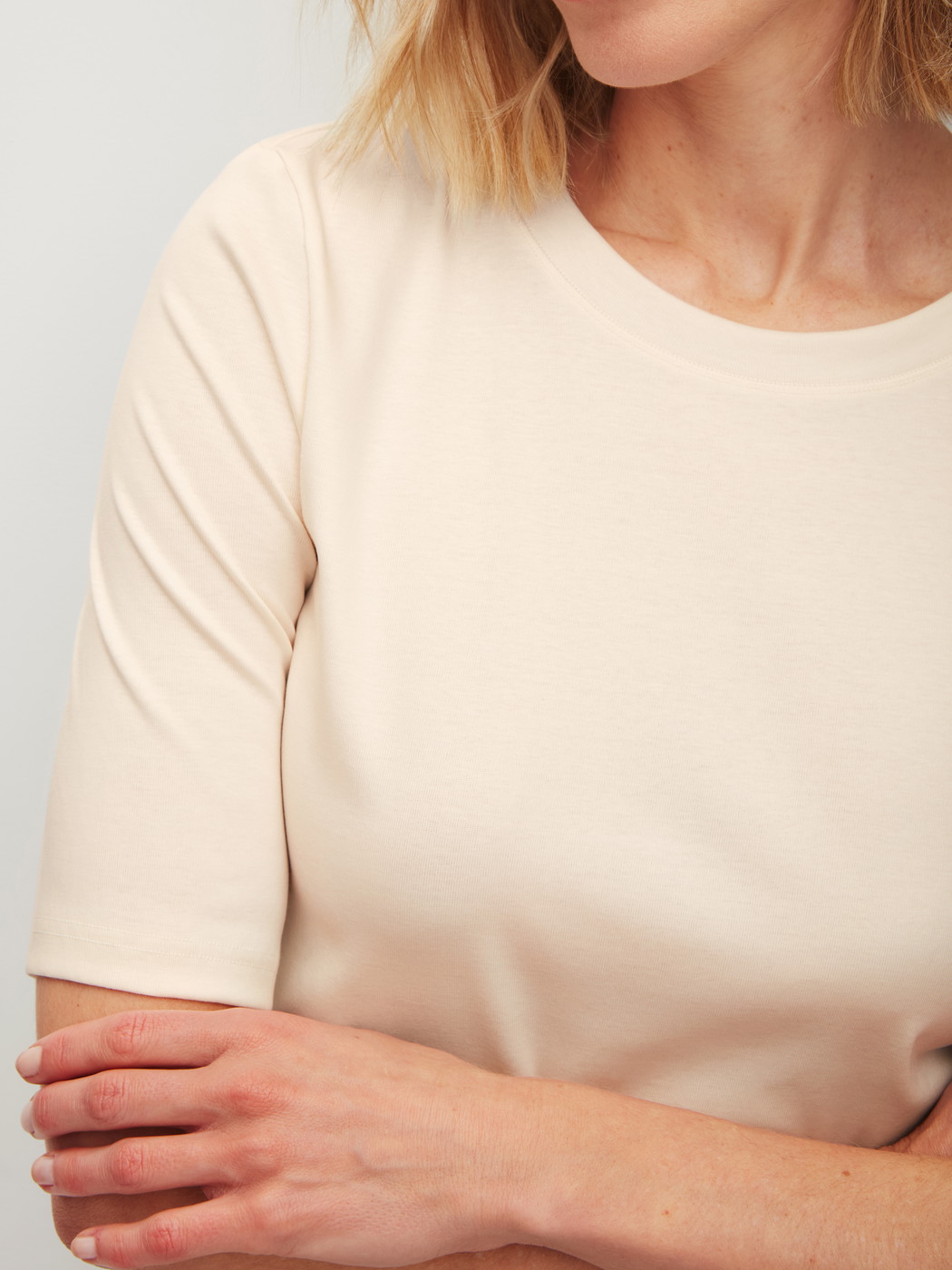 Damen-Model trägt Kurzarm-Shirt aus Baumwolle in Beige, Einfarbig aus Serie Favourites Arts von CALIDA, Detail