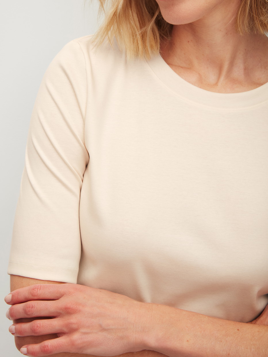 Damen-Model trägt Kurzarm-Shirt aus Baumwolle in Beige, Einfarbig aus Serie Favourites Arts von CALIDA, Detail