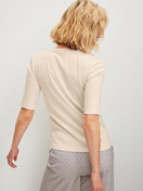 Damen-Model trägt Kurzarm-Shirt aus Baumwolle in Beige, Einfarbig aus Serie Favourites Arts von CALIDA, Zusatzbild