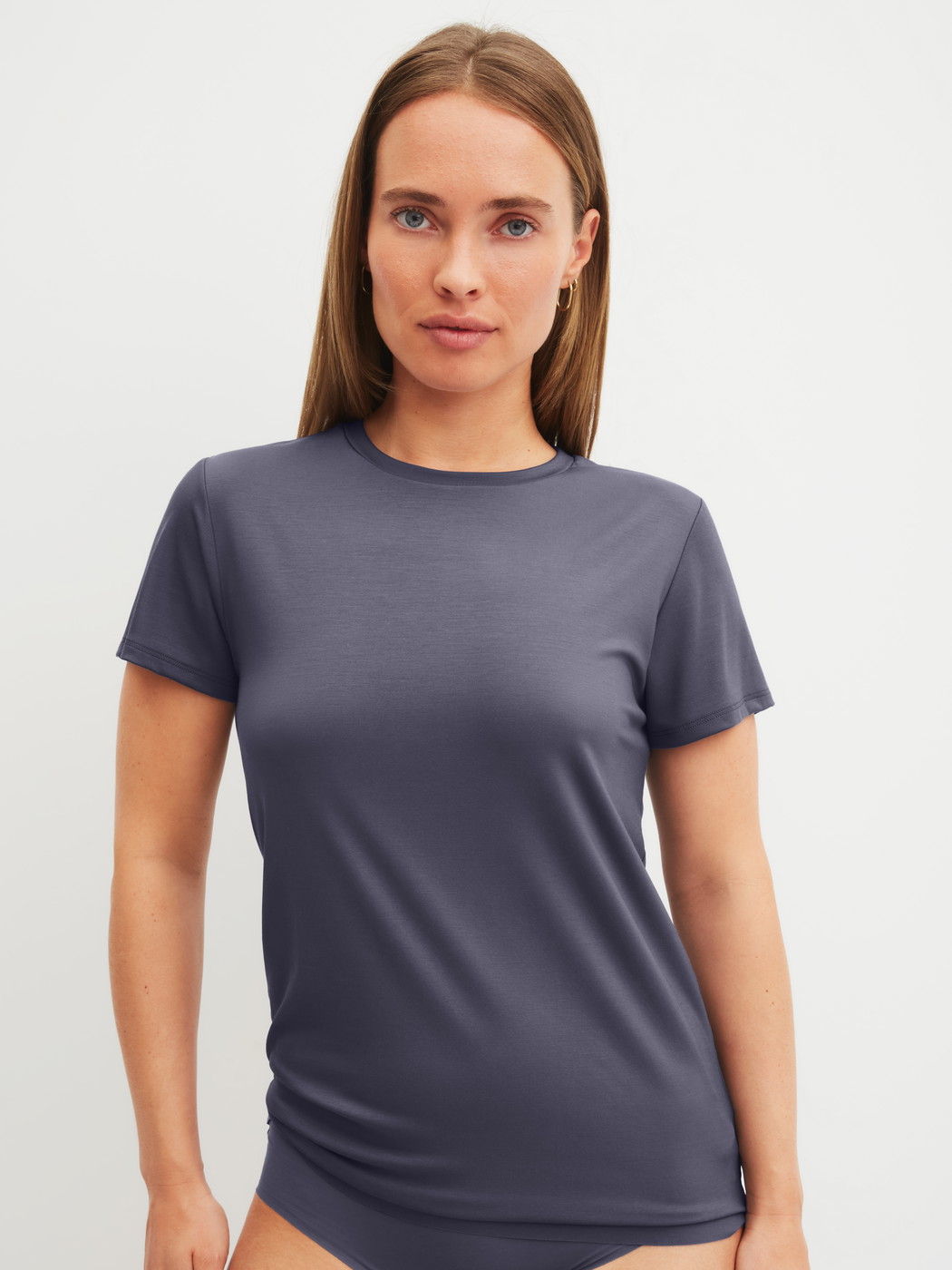 La modella / Il modello Donna indossa Shirt a manica corta in Modal di colore Grigio, Tinta unita, della serie Natural Skin di CALIDA, Vista frontale