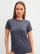 La modella / Il modello Donna indossa Shirt a manica corta in Modal di colore Grigio, Tinta unita, della serie Natural Skin di CALIDA, Vista frontale