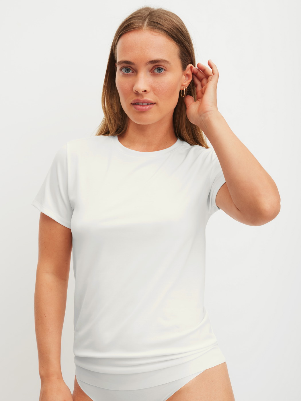 Le mannequin Femme porte le/la T-shirt à manches courtes en Modal de couleur Blanc, Unicolore, de la série Natural Skin de CALIDA, Vue de face