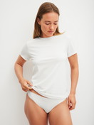 Le mannequin Femme porte le/la T-shirt à manches courtes en Modal de couleur Blanc, Unicolore, de la série Natural Skin de CALIDA, Vue de face