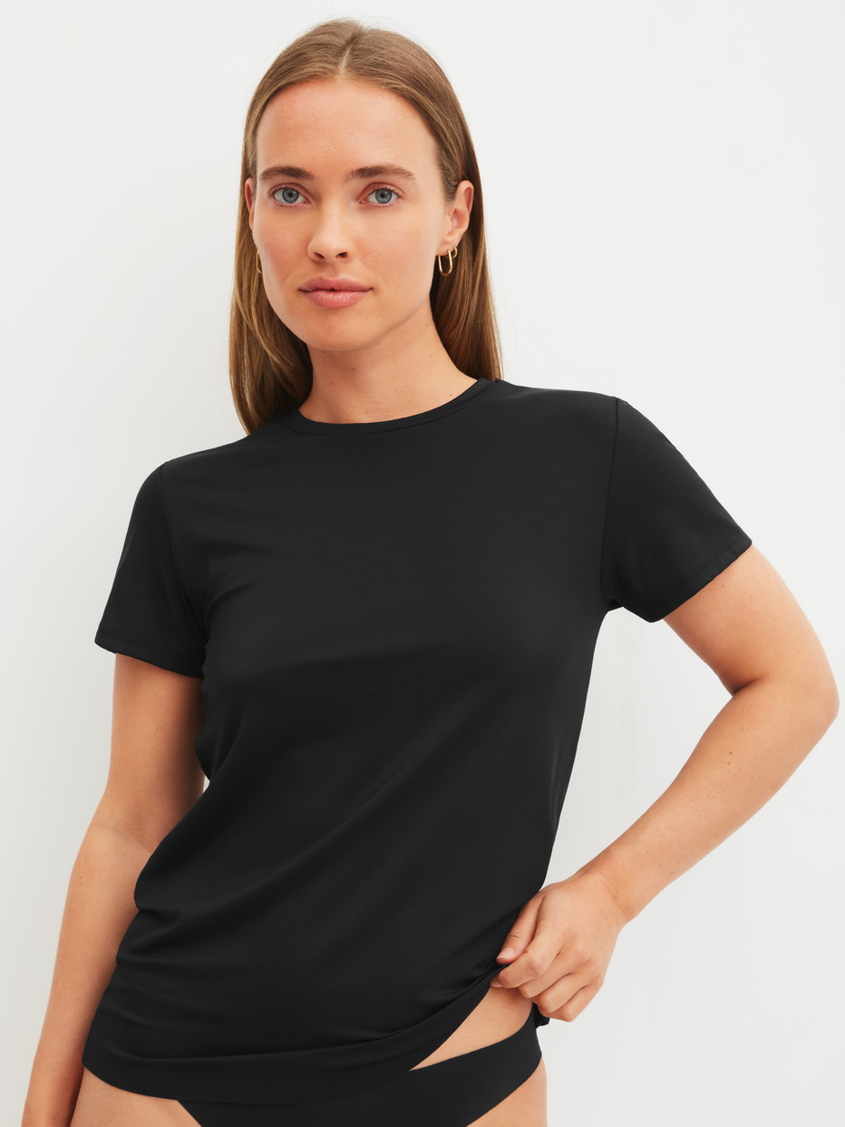 La modella / Il modello Donna indossa Shirt a manica corta in Modal di colore Nero, Tinta unita, della serie Natural Skin di CALIDA, Vista frontale