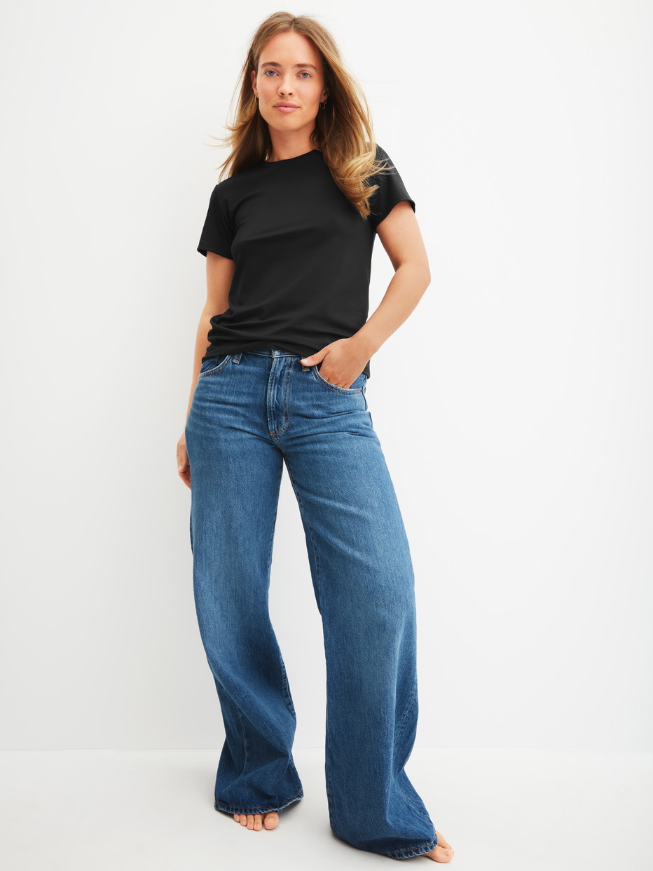 La modella / Il modello Donna indossa Shirt a manica corta in Modal di colore Nero, Tinta unita, della serie Natural Skin di CALIDA, Immagine aggiuntiva