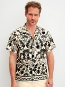 Le mannequin Homme porte le/la Chemise courte avec boutonnage en 100% coton de couleur Noir, Floral, de la série RMX Lounge Lecce de CALIDA, Vue de face
