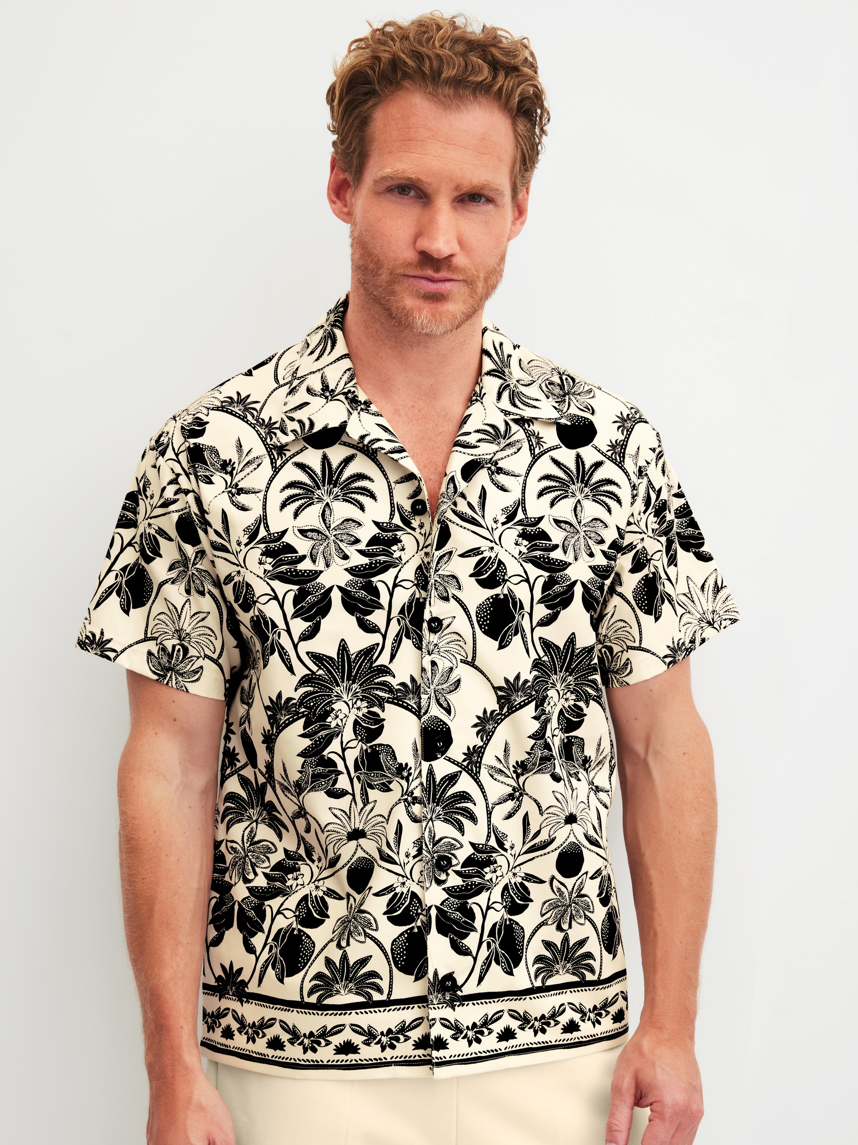 Herren-Model trägt Kurzes Hemd mit Knopfleiste aus 100% Baumwolle in Schwarz, Floral aus Serie RMX Lounge Lecce von CALIDA, Vorderansicht
