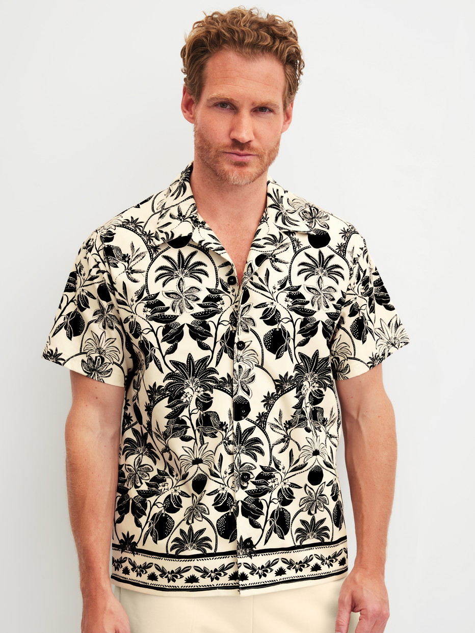 Herren-Model trägt Kurzes Hemd mit Knopfleiste aus 100% Baumwolle in Schwarz, Floral aus Serie RMX Lounge Lecce von CALIDA, Vorderansicht