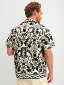 Le mannequin Homme porte le/la Chemise courte avec boutonnage en 100% coton de couleur Noir, Floral, de la série RMX Lounge Lecce de CALIDA, Vue arrière
