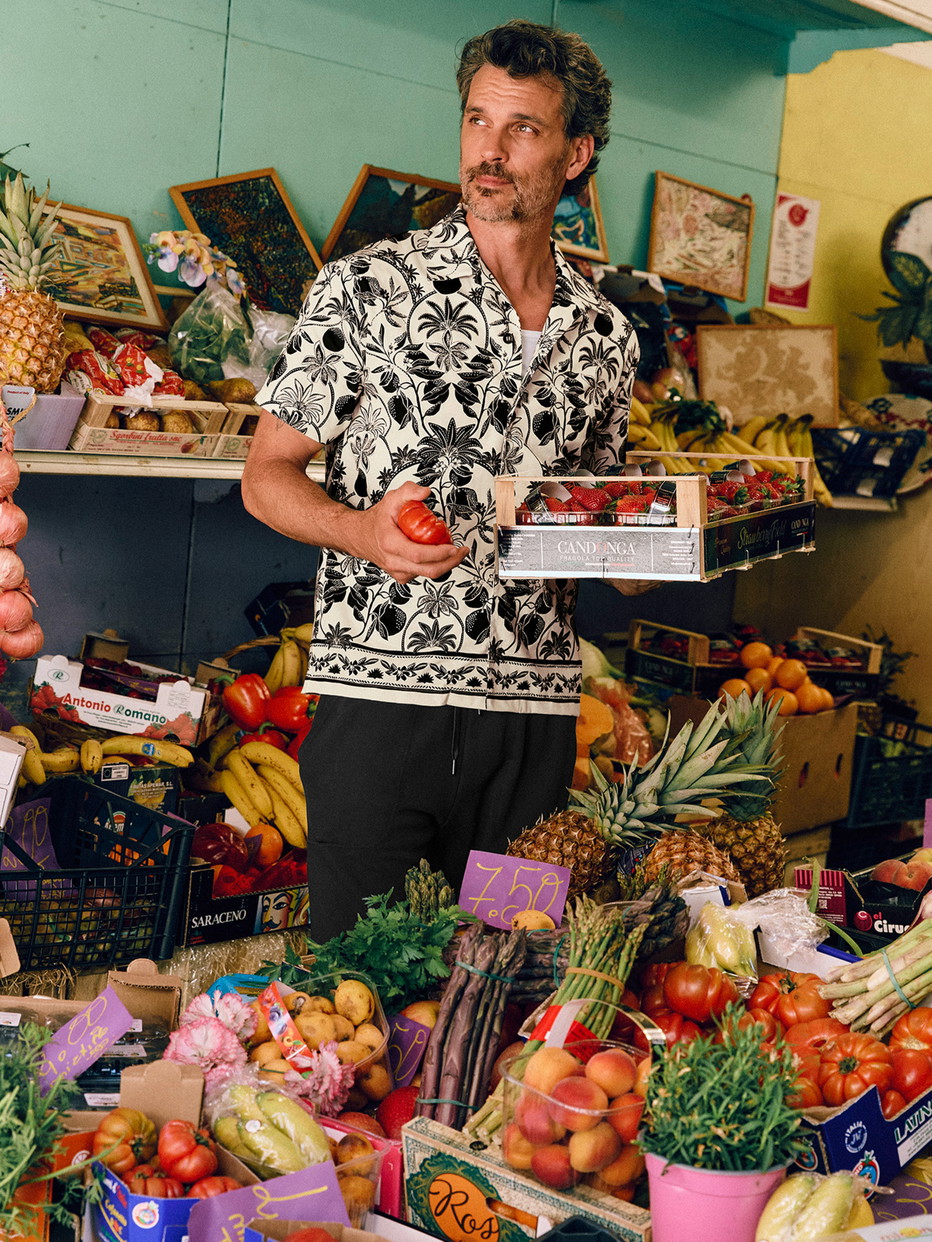 Herren-Model trägt Kurzes Hemd mit Knopfleiste aus 100% Baumwolle in Schwarz, Floral aus Serie RMX Lounge Lecce von CALIDA, Vorderansicht