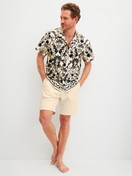 Le mannequin Homme porte le/la Chemise courte avec boutonnage en 100% coton de couleur Noir, Floral, de la série RMX Lounge Lecce de CALIDA, Tenue