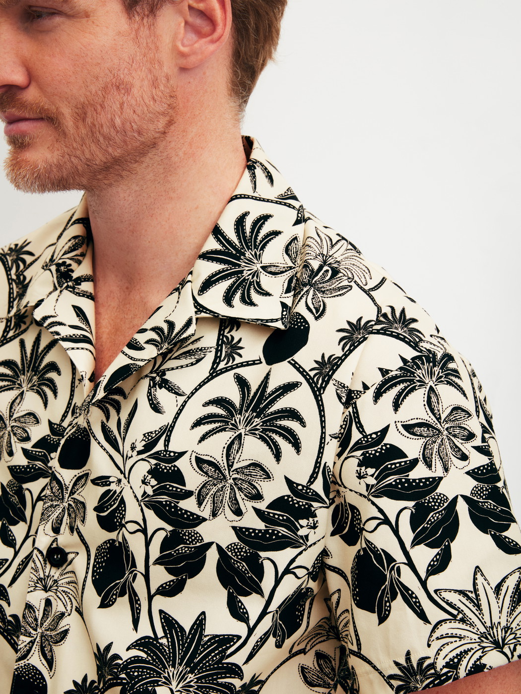 Le mannequin Homme porte le/la Chemise courte avec boutonnage en 100% coton de couleur Noir, Floral, de la série RMX Lounge Lecce de CALIDA, Détail