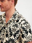 Le mannequin Homme porte le/la Chemise courte avec boutonnage en 100% coton de couleur Noir, Floral, de la série RMX Lounge Lecce de CALIDA, Détail