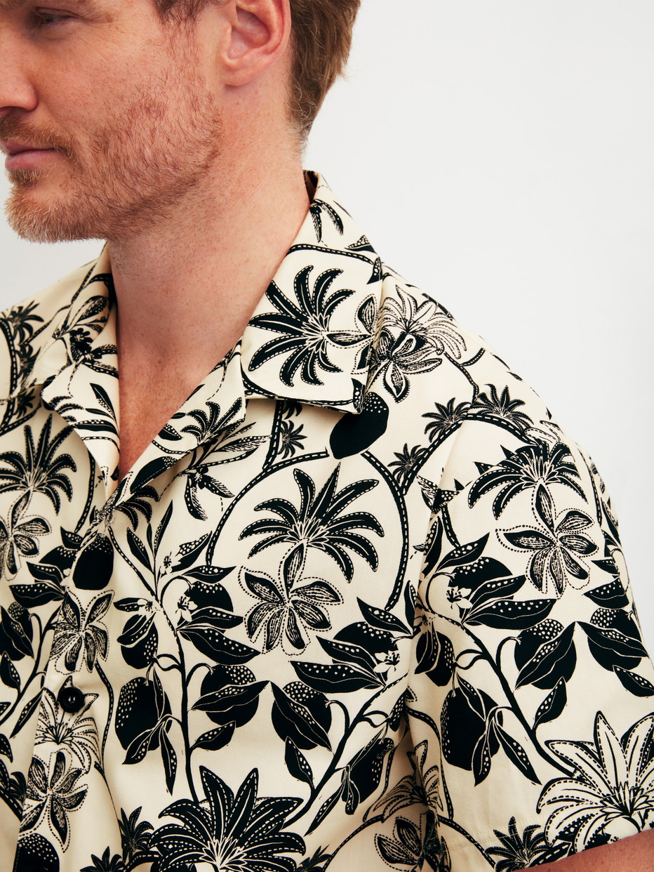 Herren-Model trägt Kurzes Hemd mit Knopfleiste aus 100% Baumwolle in Schwarz, Floral aus Serie RMX Lounge Lecce von CALIDA, Detail