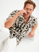Le mannequin Homme porte le/la Chemise courte avec boutonnage en 100% coton de couleur Noir, Floral, de la série RMX Lounge Lecce de CALIDA, Image supplémentaire