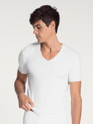 Le mannequin Homme porte le/la T-Shirt à manches courtes en Modal de couleur Blanc, Unicolore, de la série Clean Line de CALIDA, Vue de face
